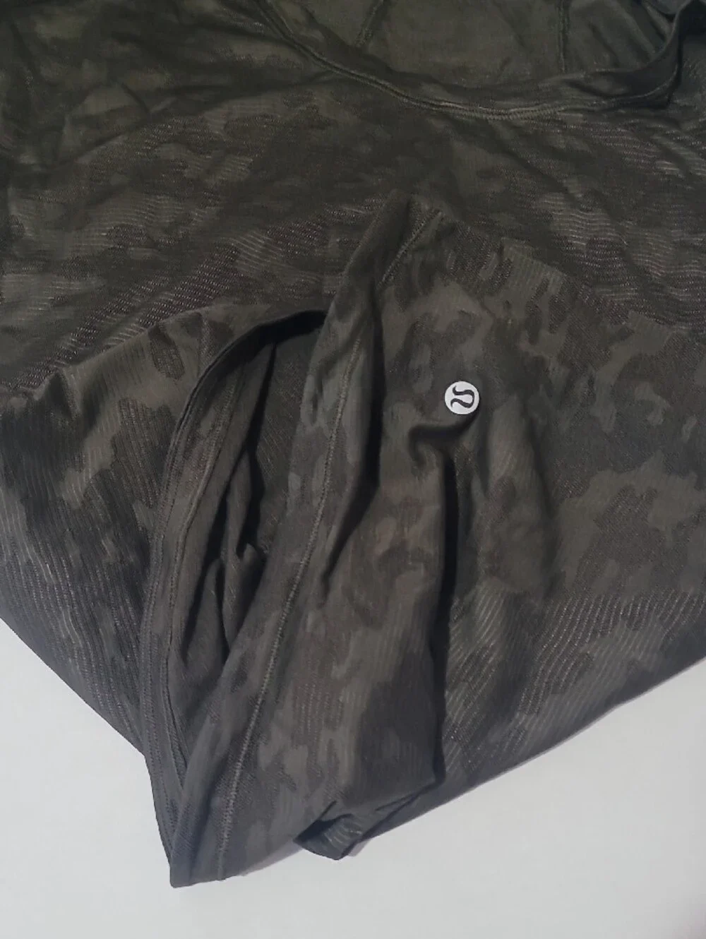 lululemon💎 athletica Women's Dark Gray Camo Short Sleeve Tee